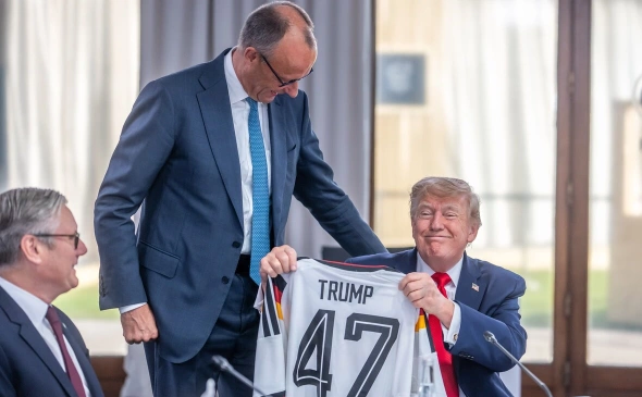 Фридрих Мерц подарил Дональду Трампу футболку сборной Германии на саммите G7