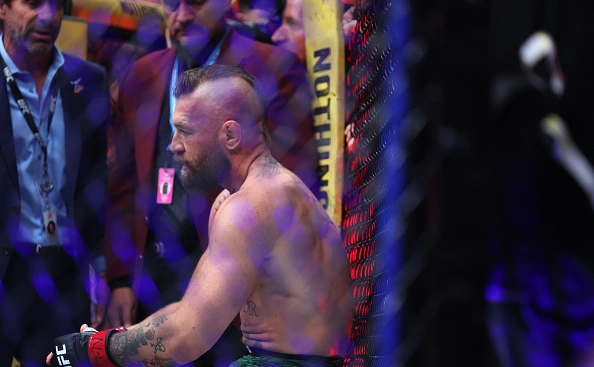 Драма на UFC 329: Конор Макгрегор пообещал вернуться после сокрушительной травмы и поражения от Холлоуэя