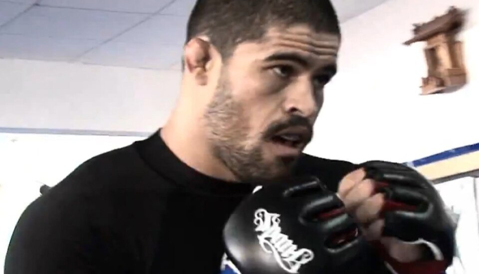 Вальтер Уокер одержал пятую победу подряд в UFC болевым приемом и повторил рекорд промоушена
