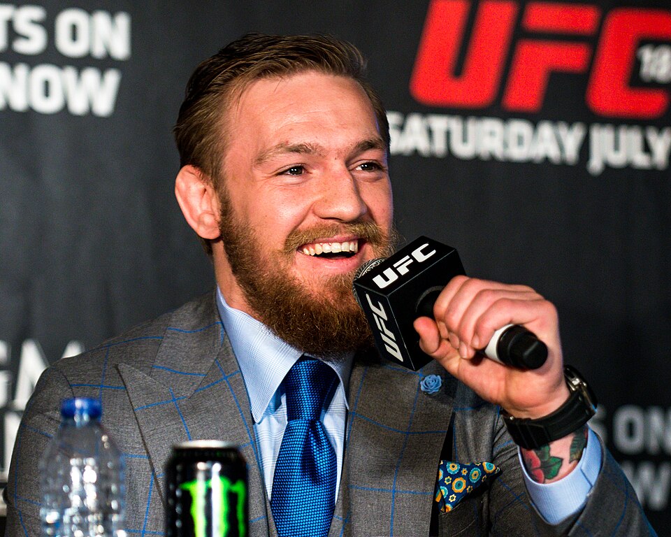 Конор Макгрегор перенес операцию после травмы колена на турнире UFC 329