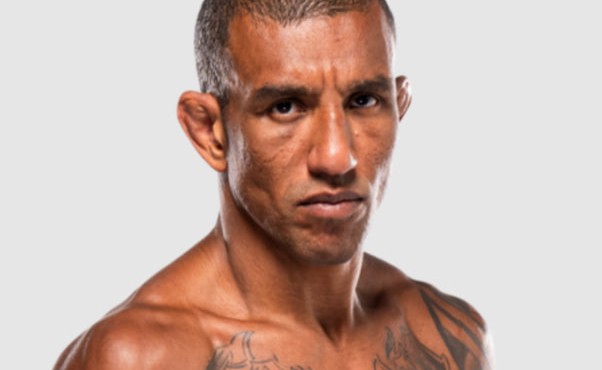 Бойца UFC увезли на носилках после главного поединка турнира
